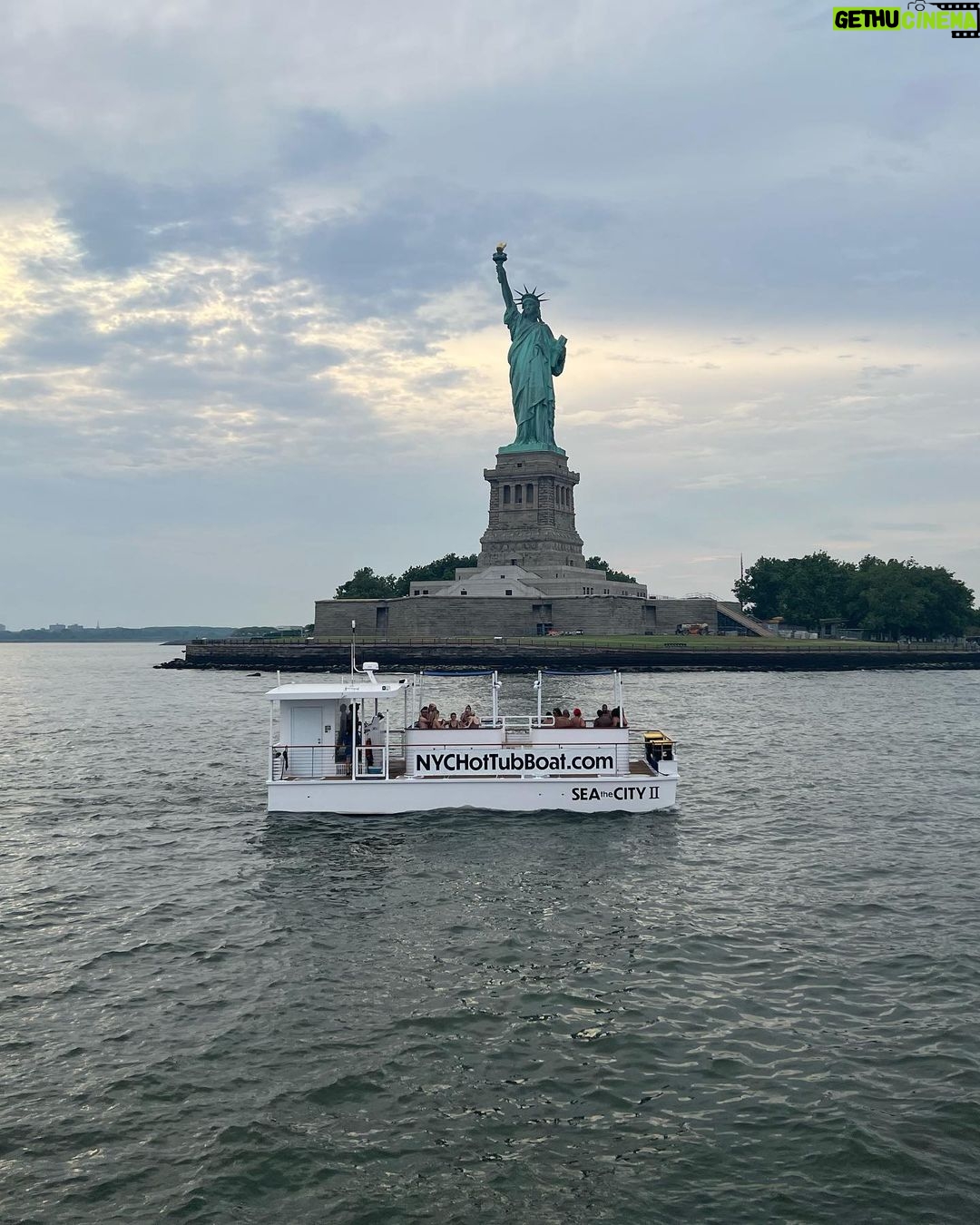 Billie Lourd Instagram - 🗽3️⃣0️⃣🗽MY #BODYAGE IS FINALLY GETTING CLOSER TO MY #SOULAGE #yeehaw I'm On A Boat