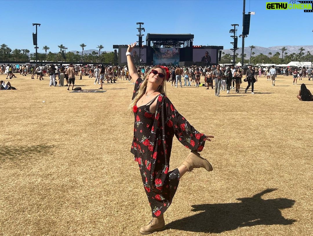 Billie Lourd Instagram - ๐น๐ค๐ผ๐น#coachella when ur #parents #cuspinon30 means #blisterbandaidsb4ugetblisters #leavingaround10pm and #alotosittingbetweendancing but itโs worth it to #stayintouchwithmyyouth oh and dont forget to #stopandtakepicsintheroses #longhashtagslonglife Youth Challenge