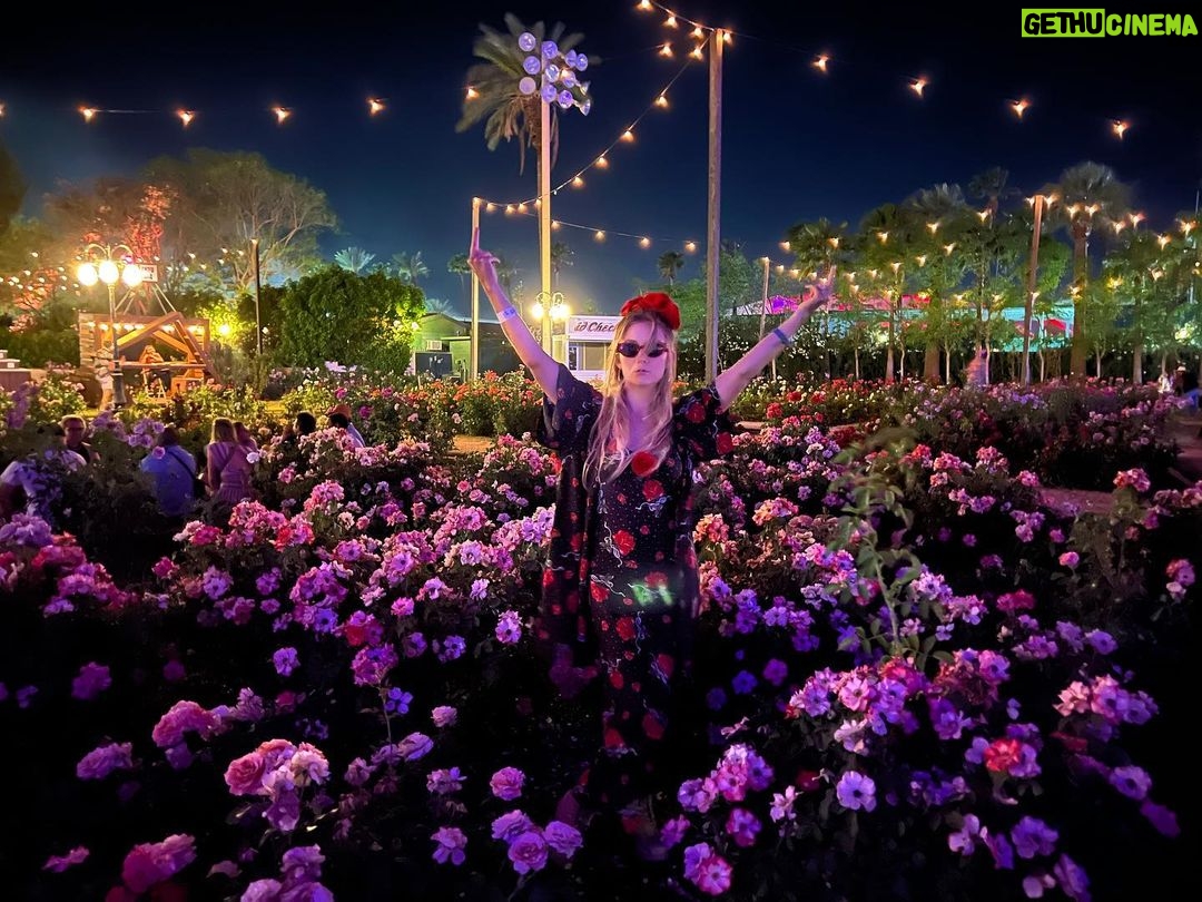 Billie Lourd Instagram - ๐น๐ค๐ผ๐น#coachella when ur #parents #cuspinon30 means #blisterbandaidsb4ugetblisters #leavingaround10pm and #alotosittingbetweendancing but itโs worth it to #stayintouchwithmyyouth oh and dont forget to #stopandtakepicsintheroses #longhashtagslonglife Youth Challenge