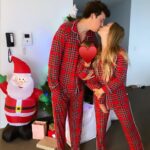 Billie Lourd Instagram - 🎄♥️🎄#merrychris from #downunda #itsamatchingting #rapsquats4santa