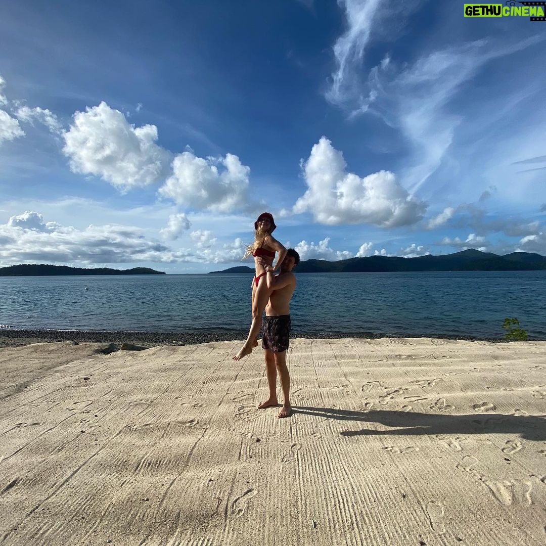 Billie Lourd Instagram - 🌤🌊🌤#thankful #youraisemeup #soicanstandonmountains #youraisemeup #towalkonstormyseas #shoutouttojoshgroban #forthesepowerfullyrics #DIDF