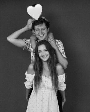 Billie Lourd Instagram - ❤️👑❤️HAPPY #parentalanniversary TO THIS D (#damn) A (#angelic) D (#dude) @avstenrydell !!! #petitiontomakeparentalanniversaryathing