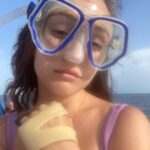 Billie Lourd Instagram - 👄⁉️👄Who needs #filler when you’ve got #snorkelgoggles ?! #importantlifequestions #brokenhandcontent and a #specialshoutout to #postpartumhairloss for that #babyhairflair Kylie Jenners House
