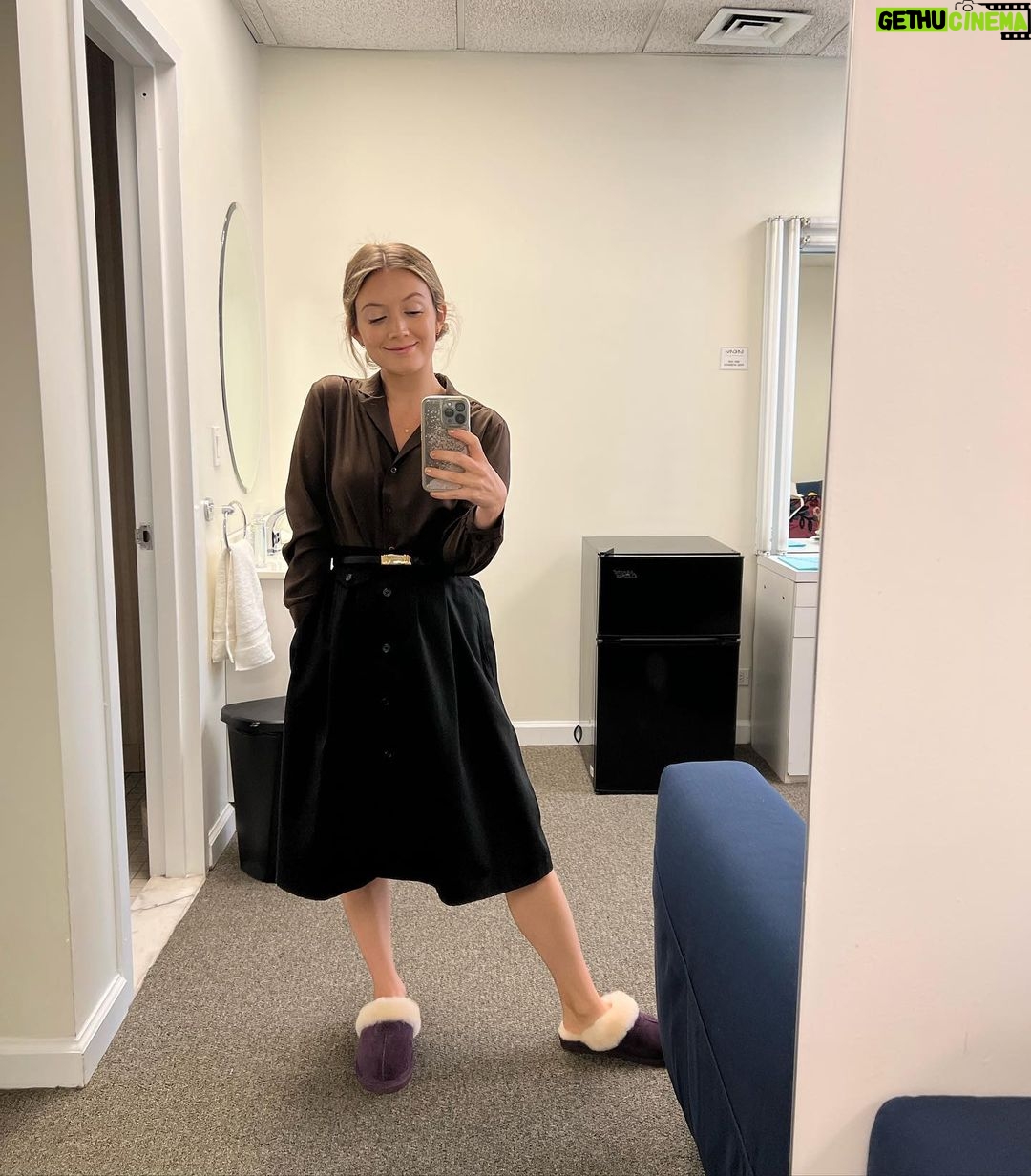 Billie Lourd Instagram - 🩺👩⚕️🩺@ahsfx episodes 3 & 4 are out tonight so in classic me fashion I just haaaad to post this #selectionoselfies o me as #drhannah #hannahnotmontana