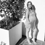 Billie Lourd Instagram - 🪩🤰🏻🪩 #blaséontheoutsideblessedontheinside 👁:@missjobaker 💇🏻‍♀️:@brycescarlett 💃🏻:@stellamccartney @sweetbabyjamie 🤰🏻:@avstenrydell