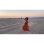 Billie Lourd Instagram – 🌅💉🌅 #whenthemodernahits #vaxcationnation #areboomerangsstillathing #askingforafriend #sunburntatsunset