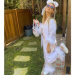 Billie Lourd Instagram - ❤️‍🔥👰🏼‍♀️❤️‍🔥#BBE #bigbridalenergy #featherweather #iheartheartsunglasses #blaséontheoutsideblessedontheinside