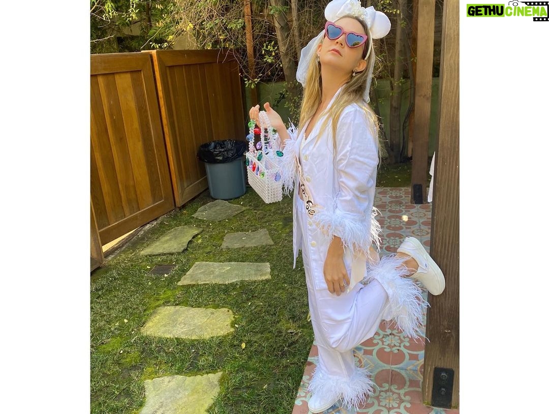 Billie Lourd Instagram - ❤️🔥👰🏼♀️❤️🔥#BBE #bigbridalenergy #featherweather #iheartheartsunglasses #blaséontheoutsideblessedontheinside