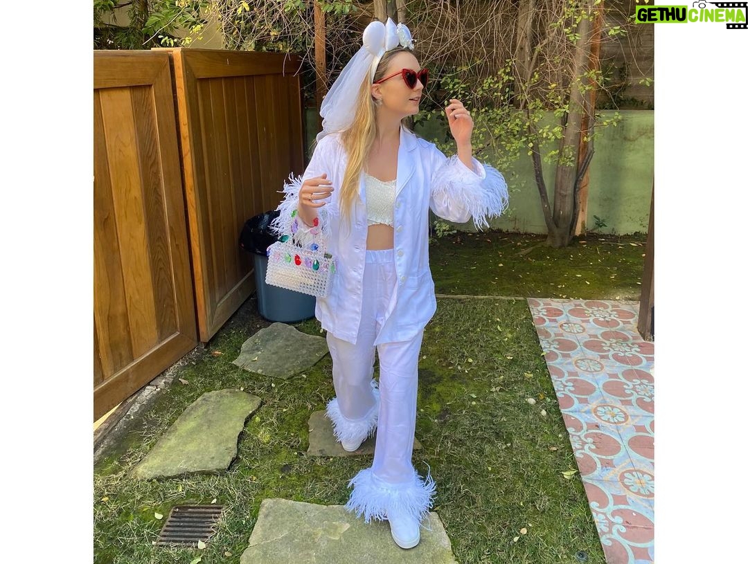 Billie Lourd Instagram - ❤️🔥👰🏼♀️❤️🔥#BBE #bigbridalenergy #featherweather #iheartheartsunglasses #blaséontheoutsideblessedontheinside