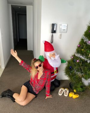 Billie Lourd Instagram - 🎄♥️🎄#merrychris from #downunda #itsamatchingting #rapsquats4santa
