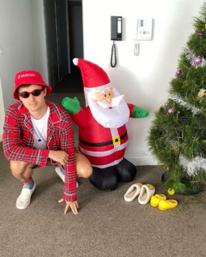 Billie Lourd Instagram - 🎄♥️🎄#merrychris from #downunda #itsamatchingting #rapsquats4santa