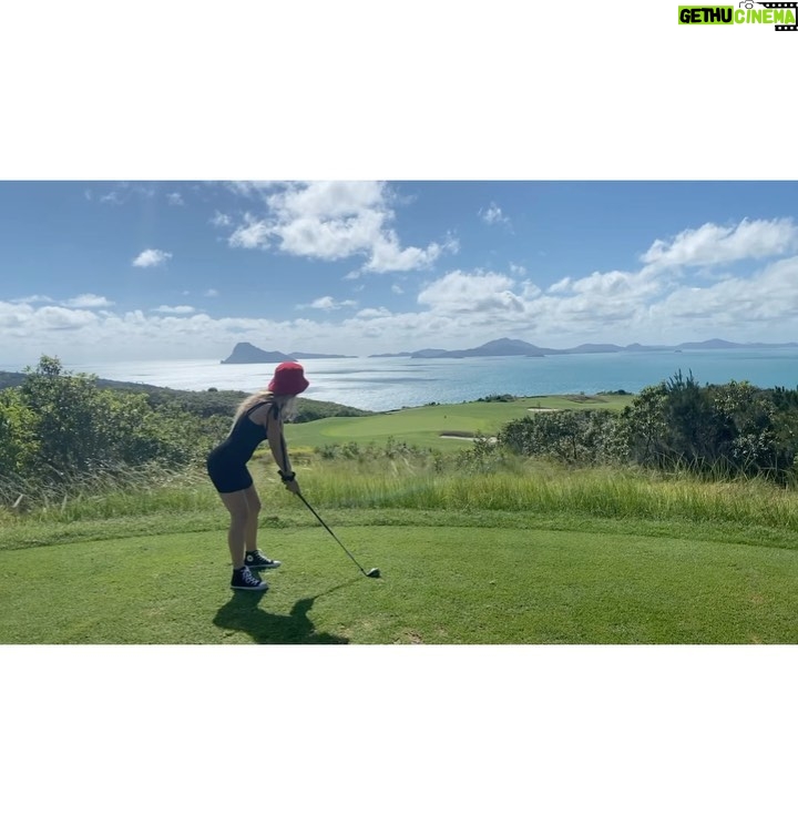 Billie Lourd Instagram - ⛳️🌅⛳️do u even golf bro?!? #golf #beautifulholes #badlycomposedtreeposewherevershegoes GOLF.com