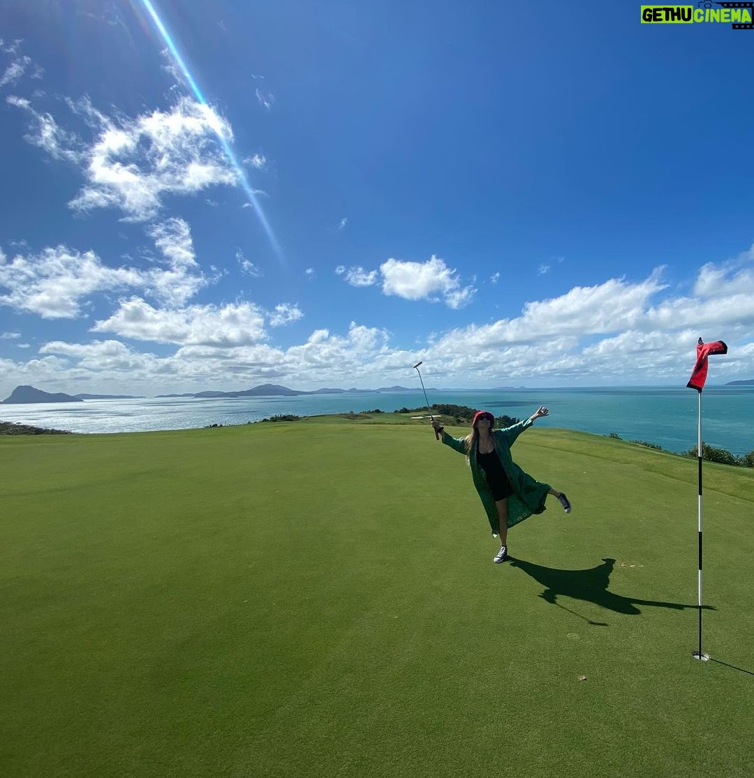 Billie Lourd Instagram - ⛳️🌅⛳️do u even golf bro?!? #golf #beautifulholes #badlycomposedtreeposewherevershegoes GOLF.com