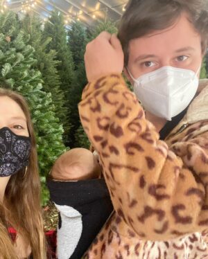 Billie Lourd Instagram - ❤️👑❤️HAPPY #parentalanniversary TO THIS D (#damn) A (#angelic) D (#dude) @avstenrydell !!! #petitiontomakeparentalanniversaryathing