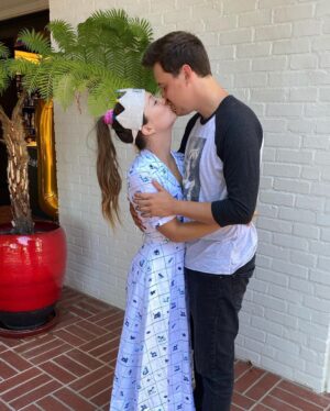 Billie Lourd Instagram - ❤️👑❤️HAPPY #parentalanniversary TO THIS D (#damn) A (#angelic) D (#dude) @avstenrydell !!! #petitiontomakeparentalanniversaryathing