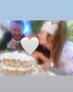 Billie Lourd Instagram - ❤️👑❤️HAPPY #parentalanniversary TO THIS D (#damn) A (#angelic) D (#dude) @avstenrydell !!! #petitiontomakeparentalanniversaryathing