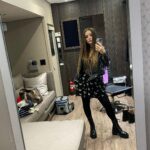 Billie Lourd Instagram - 💁🏻‍♀️👩🏻‍🍼💁🏻‍♀️#AHSdoublefeature was on last night so in #classicmefashion here are some #fashionablepumpingpics and one #typicalmirrorselfie to celebrate the occasion?!?! #pumpupthejam #pumpitup #barkbarkitslark Fox Studio Lot