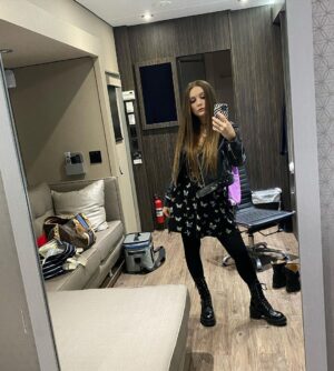 Billie Lourd Instagram - 💁🏻‍♀️👩🏻‍🍼💁🏻‍♀️#AHSdoublefeature was on last night so in #classicmefashion here are some #fashionablepumpingpics and one #typicalmirrorselfie to celebrate the occasion?!?! #pumpupthejam #pumpitup #barkbarkitslark