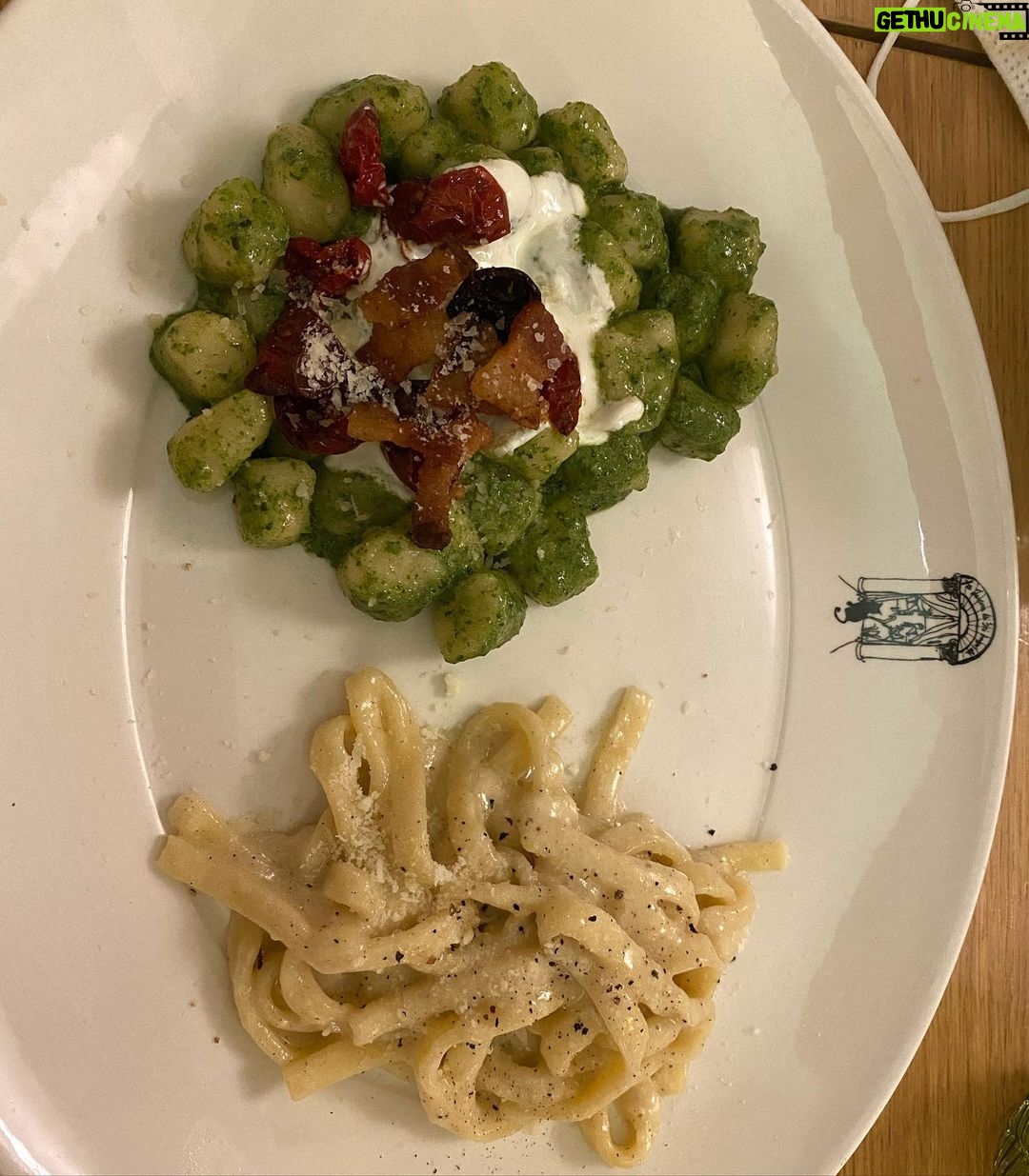 Billie Lourd Instagram - ❤️🇮🇹❤️#roaminrome #umseeindacolosseum #pasta #pasta #morepasta #itsitaly #pastasisters Pasta Inn