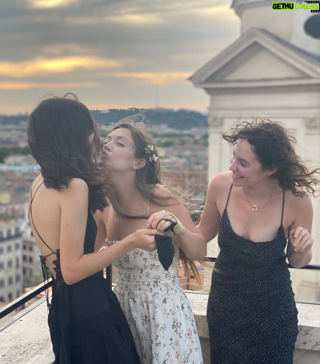 Billie Lourd Instagram - ❤️🇮🇹❤️#roaminrome #umseeindacolosseum #pasta #pasta #morepasta #itsitaly #pastasisters Pasta Inn