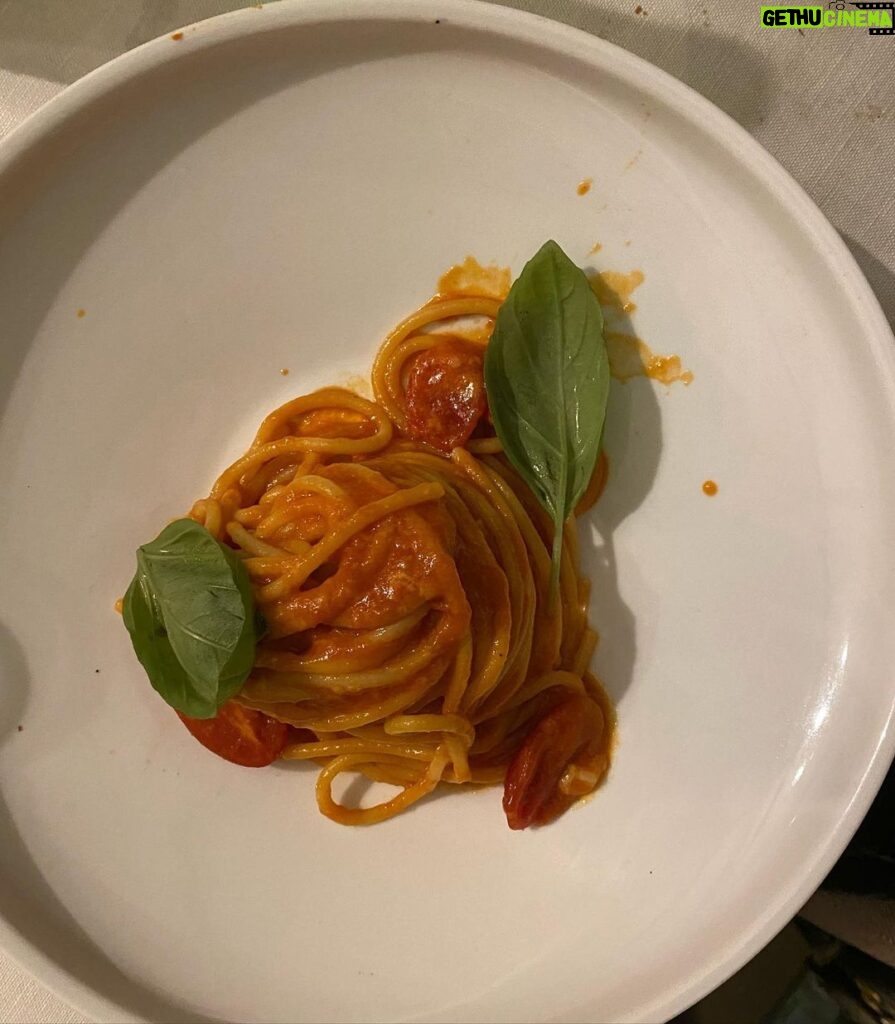 Billie Lourd Instagram - ❤️🇮🇹❤️#roaminrome #umseeindacolosseum #pasta #pasta #morepasta #itsitaly #pastasisters Pasta Inn