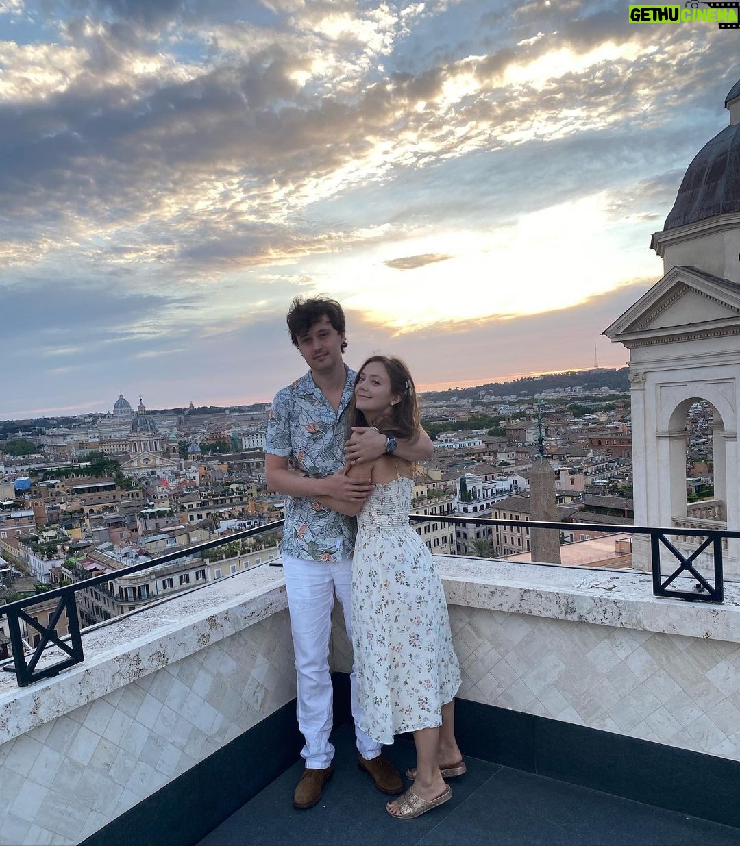 Billie Lourd Instagram - ❤️🇮🇹❤️#roaminrome #umseeindacolosseum #pasta #pasta #morepasta #itsitaly #pastasisters Pasta Inn