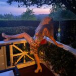 Billie Lourd Instagram – 🍓🌳🍓#parentsnightout means getting #dRuNkoffonedrink and forcing @avstenrydell to take pics of you #puttingyourlegup cause you put on #mascara for once in your life #souffleisbae #hunsmet4sunset