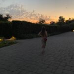 Billie Lourd Instagram – 🍓🌳🍓#parentsnightout means getting #dRuNkoffonedrink and forcing @avstenrydell to take pics of you #puttingyourlegup cause you put on #mascara for once in your life #souffleisbae #hunsmet4sunset