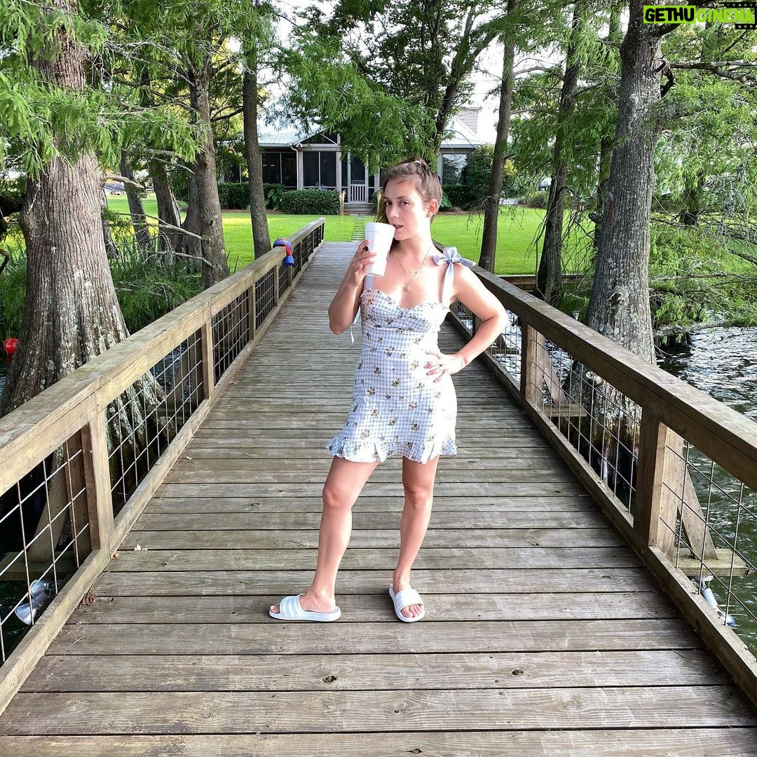 Billie Lourd Instagram - ❤️🤍💙#momanddad #takethelake #doinbruin Fish Tale Grill - Lake Bruin Lodge & Store