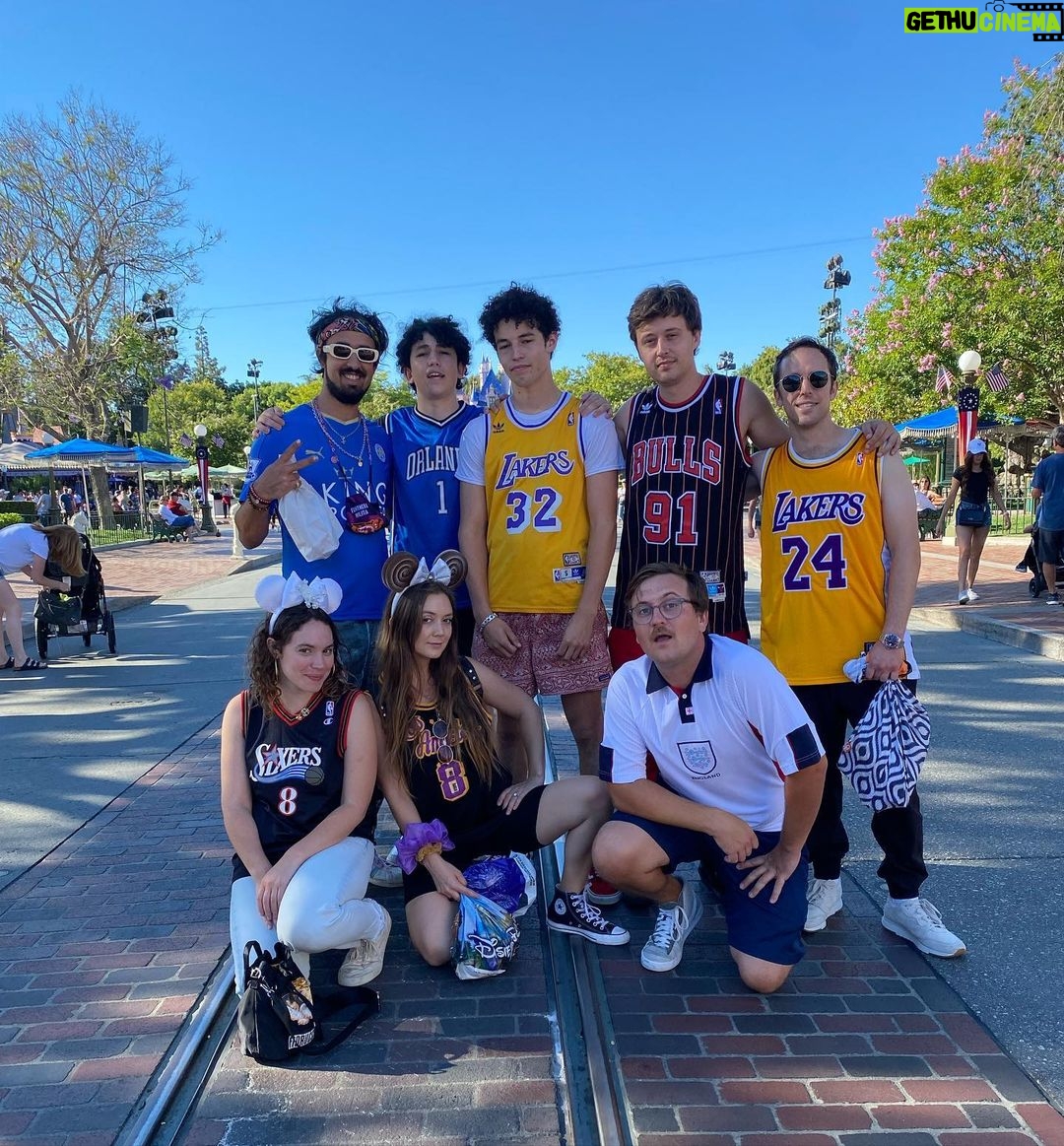 Billie Lourd Instagram - 🏰🎡🏰 #specialmoment #meatsweats #jerseyshore #riseoftheresistance #isthebestrideever #ohandofcourse #soarin #isaclosesecond #DISNEYLAND4EVER Disneyland- Where All Your Dreams Come True
