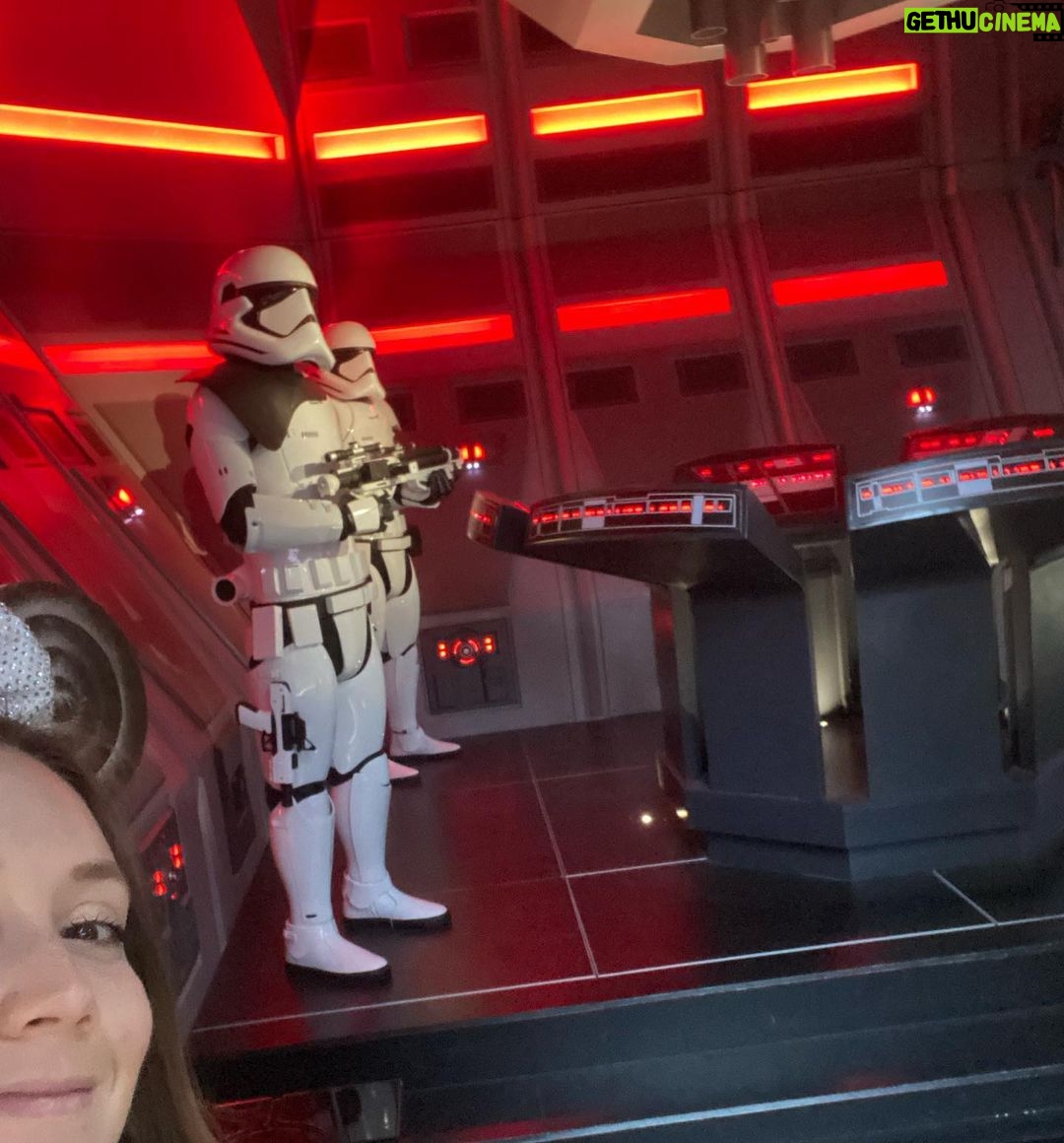 Billie Lourd Instagram - 🏰🎡🏰 #specialmoment #meatsweats #jerseyshore #riseoftheresistance #isthebestrideever #ohandofcourse #soarin #isaclosesecond #DISNEYLAND4EVER Disneyland- Where All Your Dreams Come True