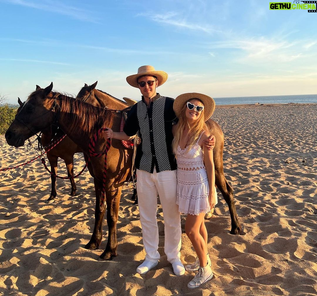 Billie Lourd Instagram - ππ©ββ€οΈβπ¨πITβS MY FAVORITE HOLIDAY O THE YEAR YALL: @avstenrydell βs birfday!!! I LOVE HIM MORE THAN ANY OL INSTAGRAM POST COULD EVER EXPRESS!!! HAPPY BIRTHDAY @avstenrydell !!! #mynumber1is31 #myhunis31 #notanun31 #gotnopunsjust31 #31buthecanstillrun #31andstillfun #hesmysunhes31 #lovehimatonat31 #iwon #31