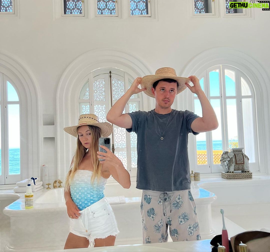 Billie Lourd Instagram - ππ©ββ€οΈβπ¨πITβS MY FAVORITE HOLIDAY O THE YEAR YALL: @avstenrydell βs birfday!!! I LOVE HIM MORE THAN ANY OL INSTAGRAM POST COULD EVER EXPRESS!!! HAPPY BIRTHDAY @avstenrydell !!! #mynumber1is31 #myhunis31 #notanun31 #gotnopunsjust31 #31buthecanstillrun #31andstillfun #hesmysunhes31 #lovehimatonat31 #iwon #31