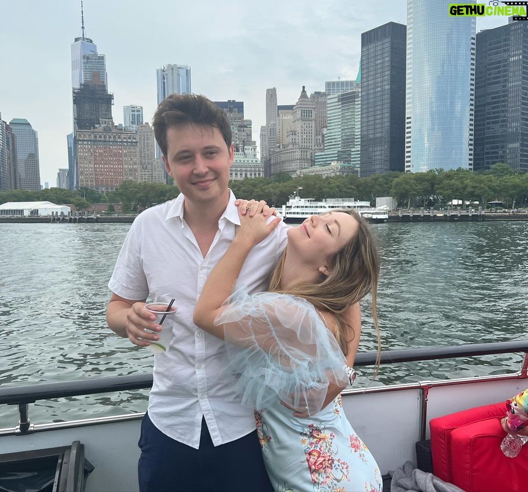 Billie Lourd Instagram - ππ©ββ€οΈβπ¨πITβS MY FAVORITE HOLIDAY O THE YEAR YALL: @avstenrydell βs birfday!!! I LOVE HIM MORE THAN ANY OL INSTAGRAM POST COULD EVER EXPRESS!!! HAPPY BIRTHDAY @avstenrydell !!! #mynumber1is31 #myhunis31 #notanun31 #gotnopunsjust31 #31buthecanstillrun #31andstillfun #hesmysunhes31 #lovehimatonat31 #iwon #31