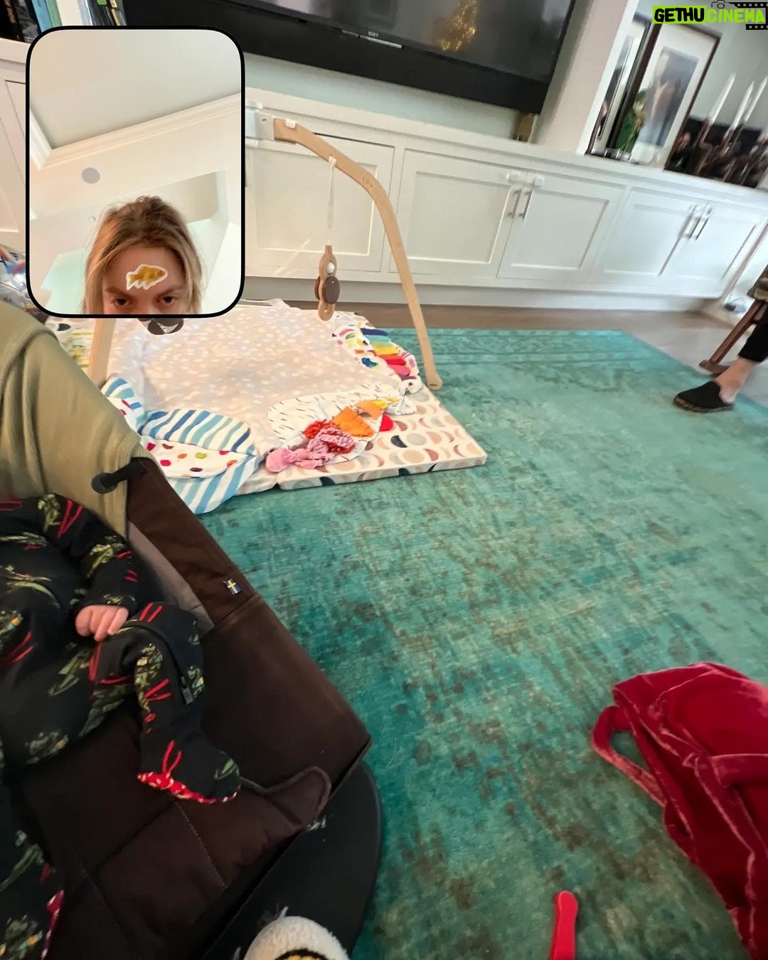 Billie Lourd Instagram - π£π¨βπ©βπ§βπ¦π£#postpartum is all about #notleavingyourhouse #pawpatrol #pumping #friedchicken #rainbowfishsweatpants #fishstickersonyourface #unnecessarilylargewaterjugs #unnecessarilylargeotherjugs