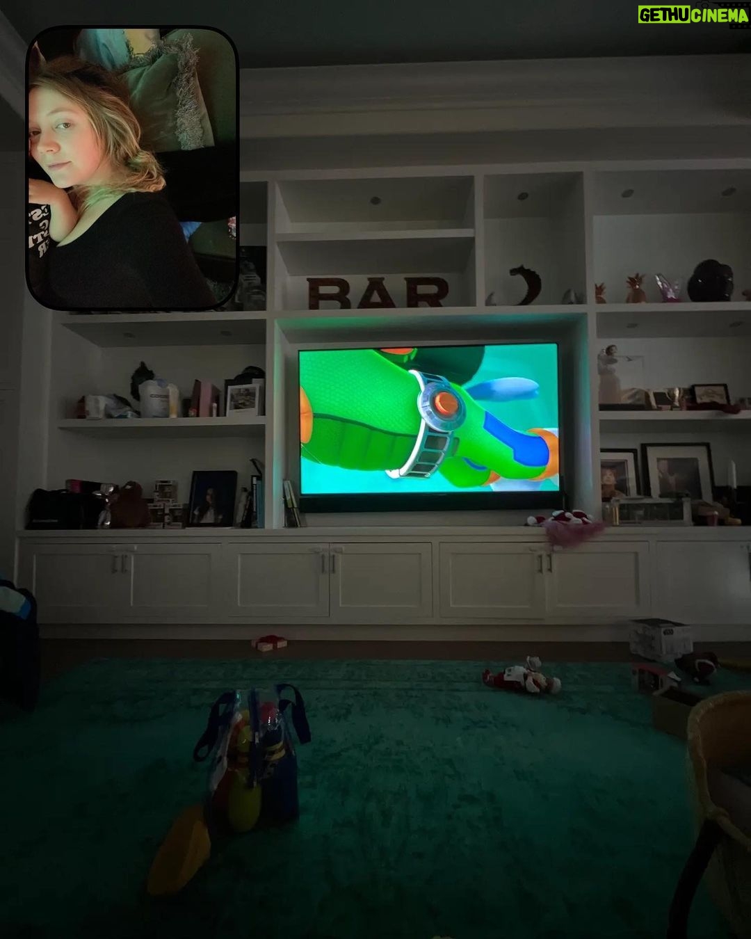 Billie Lourd Instagram - π£π¨βπ©βπ§βπ¦π£#postpartum is all about #notleavingyourhouse #pawpatrol #pumping #friedchicken #rainbowfishsweatpants #fishstickersonyourface #unnecessarilylargewaterjugs #unnecessarilylargeotherjugs