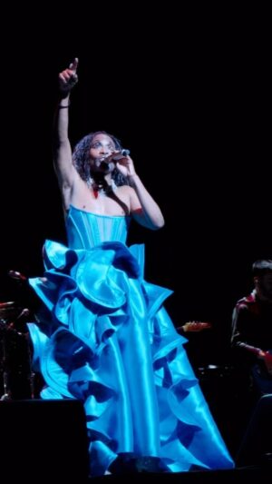 Billy Porter Instagram - Knew I was strong enough…whew…that’s a whole word. Can I get an Amen! 🖤🖼️🎶

#NotAshamed from #BlackMonaLisa dropping this Friday 11/17. Hit that pre-save today! (Link in bio) 

#transformationtuesday #tuesdaythoughts 

🎥: @colemanfilm 
👗: @harryhalim