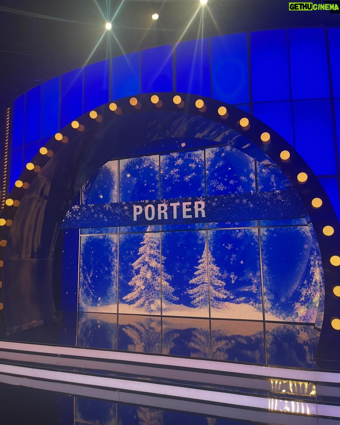 Billy Porter Instagram - It’s almost game time!! Team Porter takes on Team Rosie tonight on #CelebrityFamilyFeud! 🤩