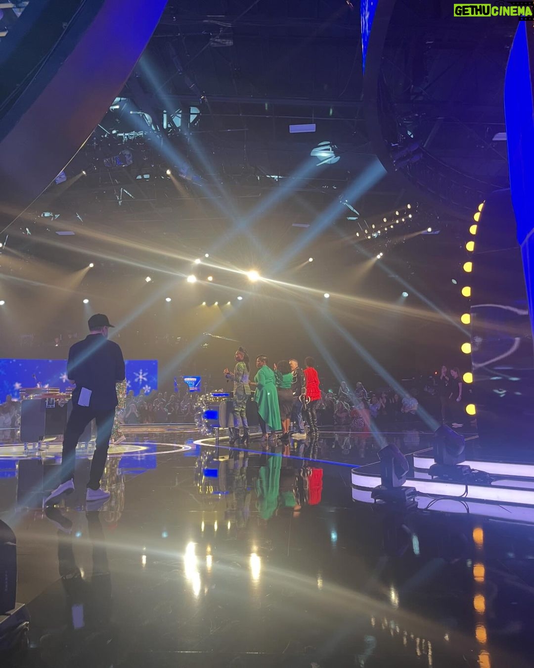Billy Porter Instagram - It’s almost game time!! Team Porter takes on Team Rosie tonight on #CelebrityFamilyFeud! 🤩