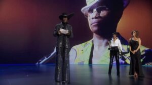 Billy Porter Instagram - Happy #emmyawards Day. This is your reminder to keep dreaming. Keep working hard. Keep taking up space. And KNOW that you belong and you are worthy. 🏆🙏🏾✨

#2019 #Praytell #posefx #blueprint #historymaking
