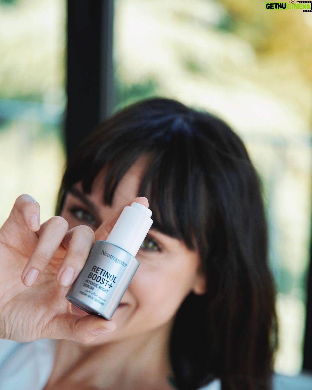 Birce Akalay Instagram - Neutrogena’nın Retinol Boost ailesi, cildinizde muazzam bir değişim sağladıysa, Retinol Boost+ ürünleriyle tanışmanın zamanı geldi! 🌟💙✨ Bu ürünler, cildinizin ihtiyaç duyduğu bakımı bir üst seviyeye taşıyarak, Retinol Boost deneyiminizi daha da geliştiriyor. Her ürün, kendine özgü bir katkı sağlayarak bir arada kullanıldığında cildinize mükemmel bir denge sunuyor. Retinol Boost+ ile cildinizdeki değişimi bir adım daha ileri taşıyabilir ve daha yüksek retinol oranlarıyla daha etkili sonuçlar elde edebilirsiniz. Cildimi canlı tutmak için benim tercihim tabii ki Neutrogena! #işbirliği