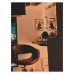Birce Akalay Instagram - Size çok sevdiğim birini yeniden tanıştırmak istiyorum.Kendisi 2017’den beri tam 7 yıldır sağlıklı beslenme danışmanım, @change_your_habit markasının kurucusu, yoğun ve toksik yaşam biçimlerimizin ve beslenme alışkanlıklarımızın,bedenimize ve psikolojimize verdiği zararlar üzerine her geçen gün yeni faydalı bilgiler ekleyerek bizlere aktaran kıymetli ve çalışkan dostum İlker Çağlayan. Mesele diyet ya da kalori hesabı yapmak değil, mesele insan vücudunu gerçekten ihtiyacı olan sağlıklı besinlerle ve faydalı alışkanlıklarla desteklemek. Üstelik bu “sağlıklı yemek” denince akla ilk gelen “kesinlikle tatsız tuzsuz” olduğu önyargısına düştüğümüz besinlerin bu kadar lezzetli olabileceği hiç aklımıza gelmezken. Bu sayede 7 yıldır hiç diyet yapmadan sağlıklı beslenerek, yani aslında sadece alışkanlıklarımı değiştirerek sağlıklı bir kiloda ama en önemlisi sağlıklı bir bedende yaşayabiliyorum. Çevremdeki dostlarımı da her defasında güvenle yönlendirebiliyorum. Beni desteklediğin her gün için sana çok ama çok teşekkür ediyorum İlker. 7 yıldır değişmeyen lezzetli yemekleriniz ve özeniniz için tüm @change_your_habit çalışanlarına ayrıca teşekkür ederim. Sizi seviyorum! 💚