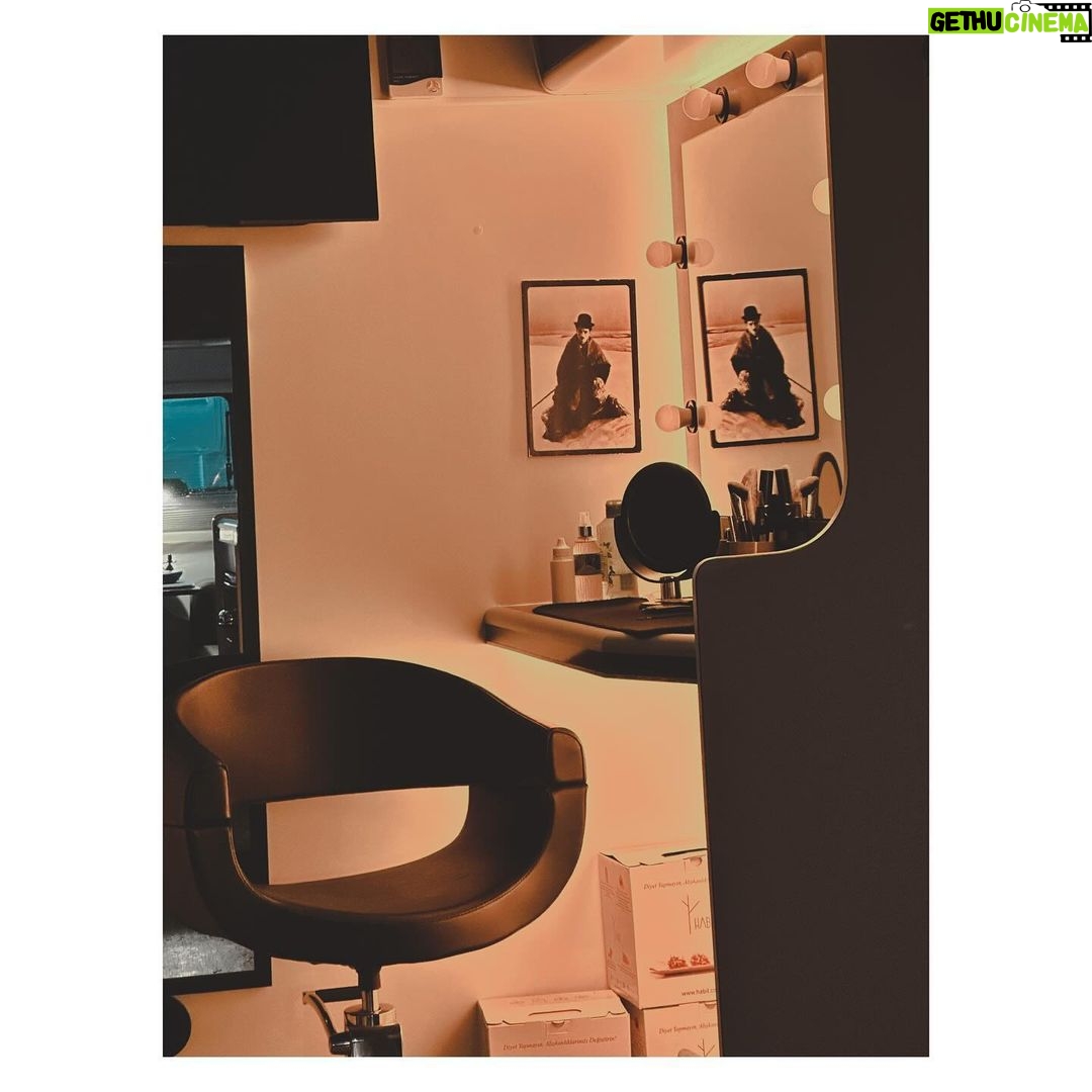 Birce Akalay Instagram - Size çok sevdiğim birini yeniden tanıştırmak istiyorum.Kendisi 2017’den beri tam 7 yıldır sağlıklı beslenme danışmanım, @change_your_habit markasının kurucusu, yoğun ve toksik yaşam biçimlerimizin ve beslenme alışkanlıklarımızın,bedenimize ve psikolojimize verdiği zararlar üzerine her geçen gün yeni faydalı bilgiler ekleyerek bizlere aktaran kıymetli ve çalışkan dostum İlker Çağlayan. Mesele diyet ya da kalori hesabı yapmak değil, mesele insan vücudunu gerçekten ihtiyacı olan sağlıklı besinlerle ve faydalı alışkanlıklarla desteklemek. Üstelik bu “sağlıklı yemek” denince akla ilk gelen “kesinlikle tatsız tuzsuz” olduğu önyargısına düştüğümüz besinlerin bu kadar lezzetli olabileceği hiç aklımıza gelmezken. Bu sayede 7 yıldır hiç diyet yapmadan sağlıklı beslenerek, yani aslında sadece alışkanlıklarımı değiştirerek sağlıklı bir kiloda ama en önemlisi sağlıklı bir bedende yaşayabiliyorum. Çevremdeki dostlarımı da her defasında güvenle yönlendirebiliyorum. Beni desteklediğin her gün için sana çok ama çok teşekkür ediyorum İlker. 7 yıldır değişmeyen lezzetli yemekleriniz ve özeniniz için tüm @change_your_habit çalışanlarına ayrıca teşekkür ederim. Sizi seviyorum! 💚