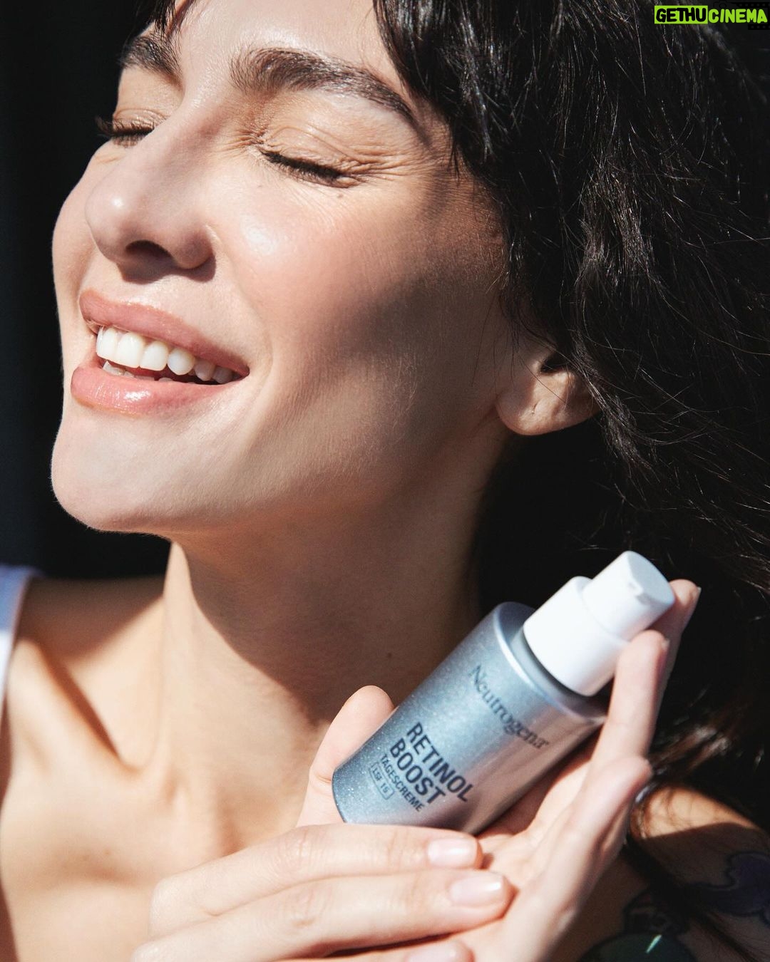 Birce Akalay Instagram - Neutrogena'nın Retinol Boost ailesiyle tanıştıktan sonra, cildimdeki değişim gerçekten muazzam oldu! 🙏🏼💙✨ Bu yıl boyunca kullandığım tüm ürünler, günden güne benim için birer güzellik ritüeline dönüştü. Retinol Boost ailesi, cildimin ihtiyaç duyduğu bakımı 4 mevsim eksiksiz bir şekilde karşılıyor. 🌸🌞🍁❄️ Her ürünün kendine özgü bir katkısı var ve bir arada kullanmanın, cildime sağladığı dengeyi hissetmeyi çok seviyorum. Zaman ayırmak ve bu ürünlere güvenmek, gerçekten güzel bir geri dönüş almak demek! 🌝 Siz de cildinize özel bir bakım yapmak istiyorsanız, yeni yılda bu aileyi keşfetmelisiniz. @neutrogenaturkiye #işbirliği