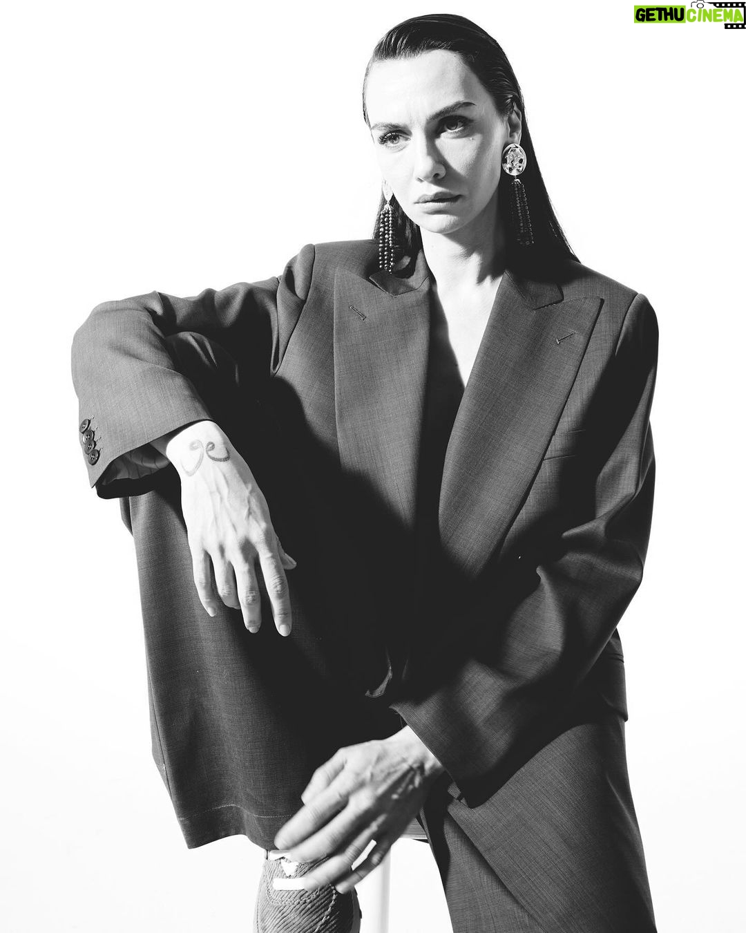 Birce Akalay Instagram - Hello dear. From @magnetquarterly for “As The Crow Flies” Season 2 Genel Yayın Yönetmeni / Editor in Chief: @iremsent & @selimcancelik Yayın Direktörü / Publishing Director: @ebubekir.elkatmis Fotoğraf / Photography: @karademirburcu Fotoğraf Asistanı / Photography Assistant: @ffurkanirmak Styling: @pinaraytas Styling Asistanı / Styling Assistant: @dilara _vurall Saç / Hair: @feritbelli Makyaj / Make-Up: @hakankulturofficial Makyaj Asistanı / Make-Up Assistant: @erogulzehra Prodüksiyon Asistanı / Production Asisstant: @yaseminpalal