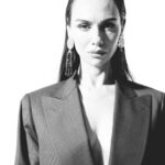 Birce Akalay Instagram - Hello dear. From @magnetquarterly for “As The Crow Flies” Season 2 Genel Yayın Yönetmeni / Editor in Chief: @iremsent & @selimcancelik Yayın Direktörü / Publishing Director: @ebubekir.elkatmis Fotoğraf / Photography: @karademirburcu Fotoğraf Asistanı / Photography Assistant: @ffurkanirmak Styling: @pinaraytas Styling Asistanı / Styling Assistant: @dilara _vurall Saç / Hair: @feritbelli Makyaj / Make-Up: @hakankulturofficial Makyaj Asistanı / Make-Up Assistant: @erogulzehra Prodüksiyon Asistanı / Production Asisstant: @yaseminpalal