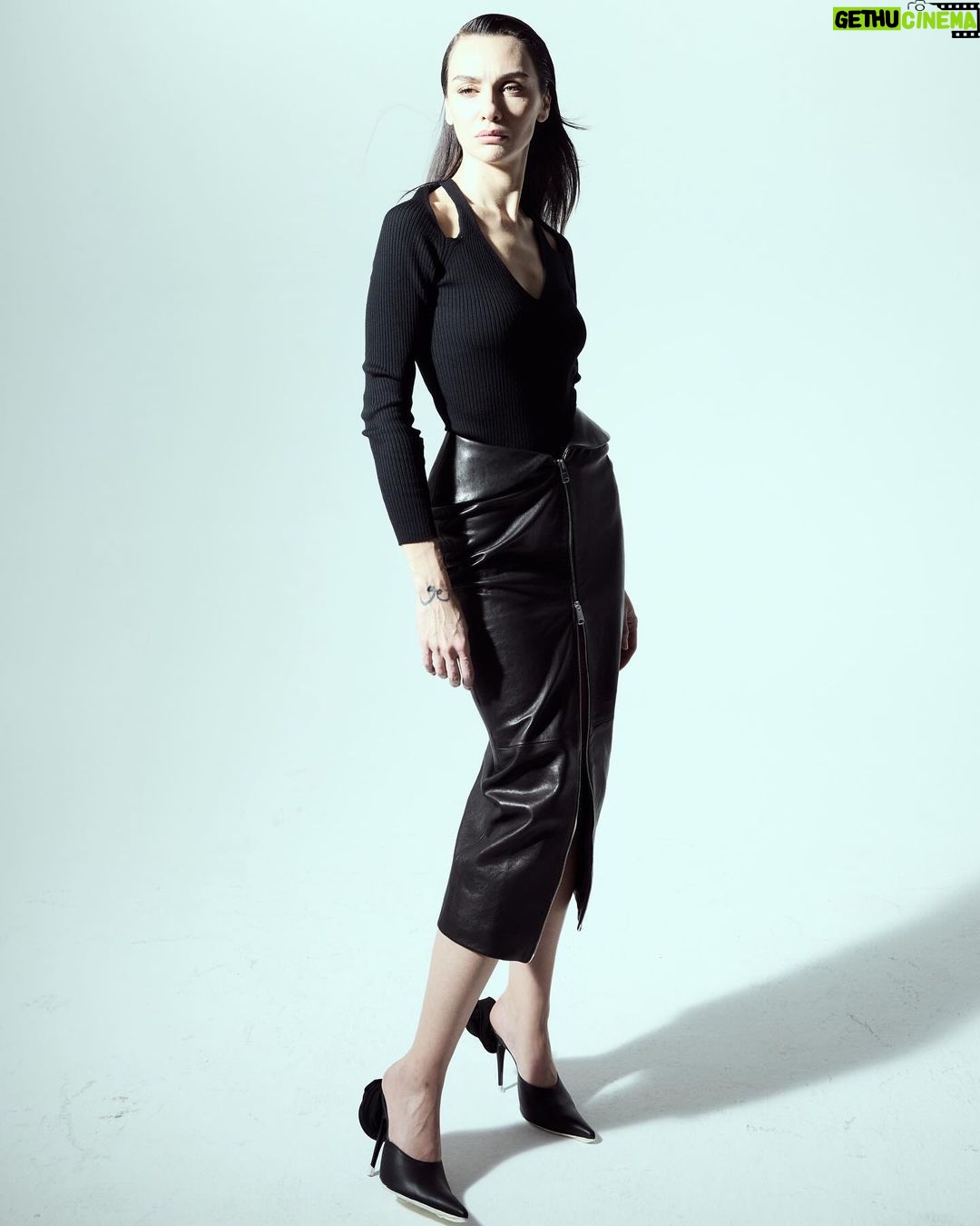 Birce Akalay Instagram - Hello dear. From @magnetquarterly for “As The Crow Flies” Season 2 Genel Yayın Yönetmeni / Editor in Chief: @iremsent & @selimcancelik Yayın Direktörü / Publishing Director: @ebubekir.elkatmis Fotoğraf / Photography: @karademirburcu Fotoğraf Asistanı / Photography Assistant: @ffurkanirmak Styling: @pinaraytas Styling Asistanı / Styling Assistant: @dilara _vurall Saç / Hair: @feritbelli Makyaj / Make-Up: @hakankulturofficial Makyaj Asistanı / Make-Up Assistant: @erogulzehra Prodüksiyon Asistanı / Production Asisstant: @yaseminpalal