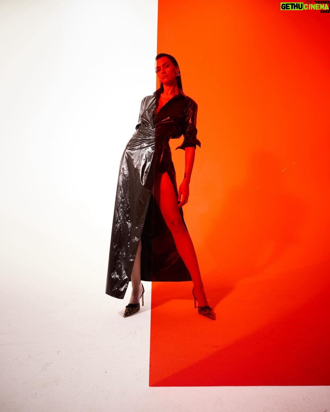 Birce Akalay Instagram - Hello dear. From @magnetquarterly for “As The Crow Flies” Season 2 Genel Yayın Yönetmeni / Editor in Chief: @iremsent & @selimcancelik Yayın Direktörü / Publishing Director: @ebubekir.elkatmis Fotoğraf / Photography: @karademirburcu Fotoğraf Asistanı / Photography Assistant: @ffurkanirmak Styling: @pinaraytas Styling Asistanı / Styling Assistant: @dilara _vurall Saç / Hair: @feritbelli Makyaj / Make-Up: @hakankulturofficial Makyaj Asistanı / Make-Up Assistant: @erogulzehra Prodüksiyon Asistanı / Production Asisstant: @yaseminpalal