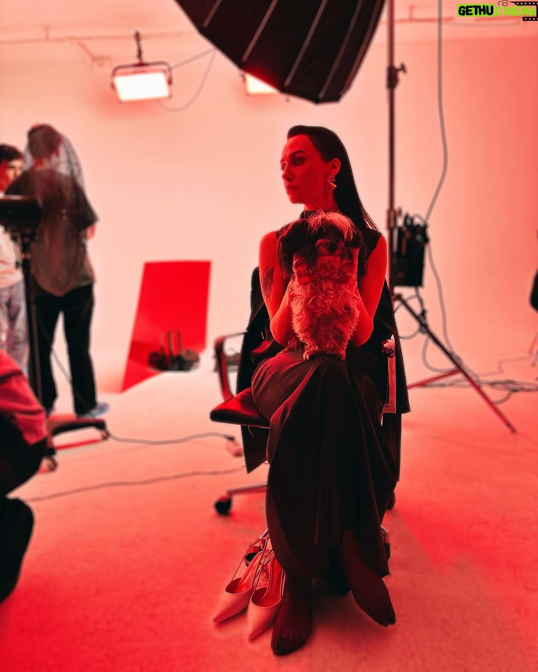 Birce Akalay Instagram - Hello dear. From @magnetquarterly for “As The Crow Flies” Season 2 Genel Yayın Yönetmeni / Editor in Chief: @iremsent & @selimcancelik Yayın Direktörü / Publishing Director: @ebubekir.elkatmis Fotoğraf / Photography: @karademirburcu Fotoğraf Asistanı / Photography Assistant: @ffurkanirmak Styling: @pinaraytas Styling Asistanı / Styling Assistant: @dilara _vurall Saç / Hair: @feritbelli Makyaj / Make-Up: @hakankulturofficial Makyaj Asistanı / Make-Up Assistant: @erogulzehra Prodüksiyon Asistanı / Production Asisstant: @yaseminpalal