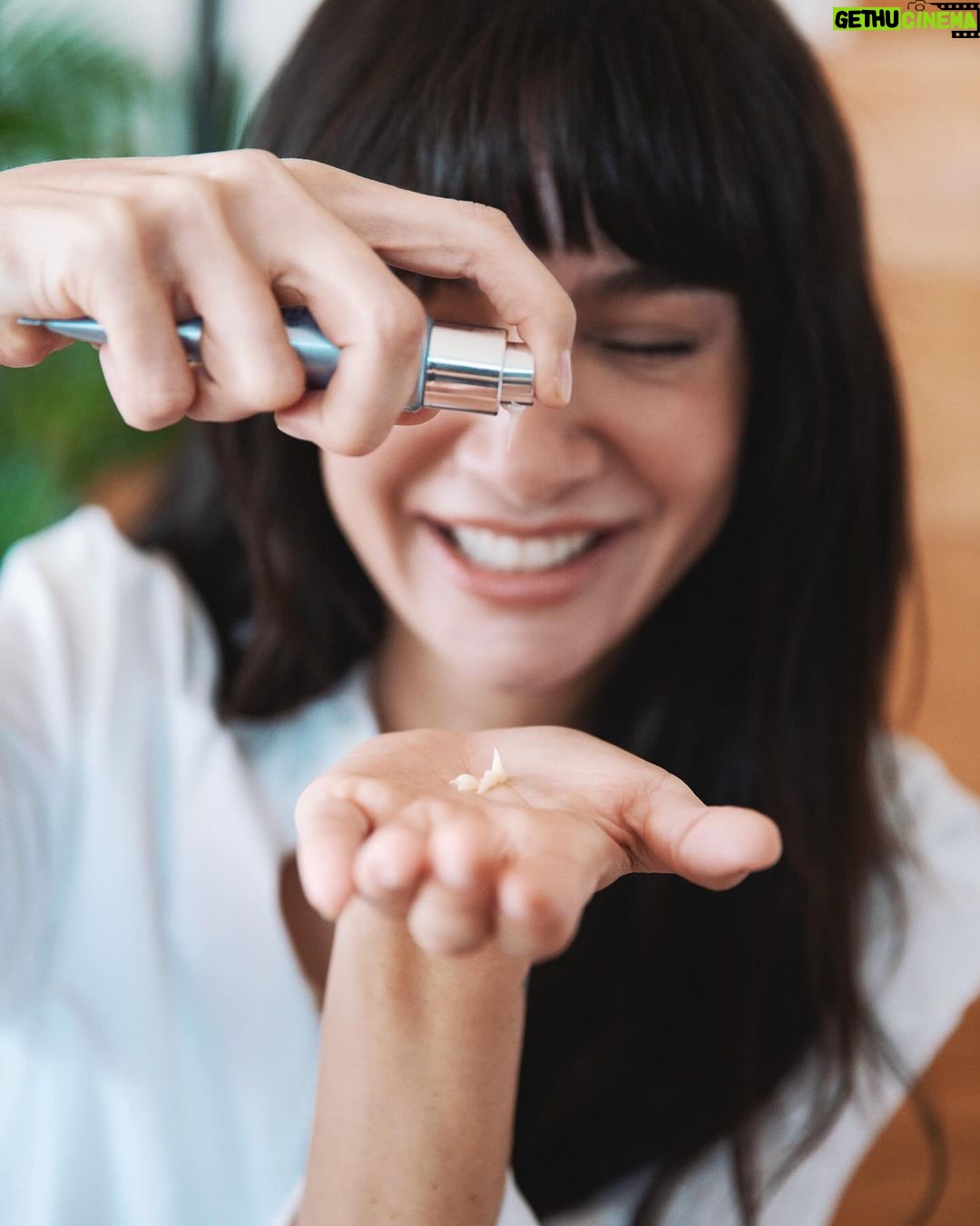 Birce Akalay Instagram - Neutrogena'nın Retinol Boost ailesiyle tanıştıktan sonra, cildimdeki değişim gerçekten muazzam oldu! 🙏🏼💙✨ Bu yıl boyunca kullandığım tüm ürünler, günden güne benim için birer güzellik ritüeline dönüştü. Retinol Boost ailesi, cildimin ihtiyaç duyduğu bakımı 4 mevsim eksiksiz bir şekilde karşılıyor. 🌸🌞🍁❄️ Her ürünün kendine özgü bir katkısı var ve bir arada kullanmanın, cildime sağladığı dengeyi hissetmeyi çok seviyorum. Zaman ayırmak ve bu ürünlere güvenmek, gerçekten güzel bir geri dönüş almak demek! 🌝 Siz de cildinize özel bir bakım yapmak istiyorsanız, yeni yılda bu aileyi keşfetmelisiniz. @neutrogenaturkiye #işbirliği
